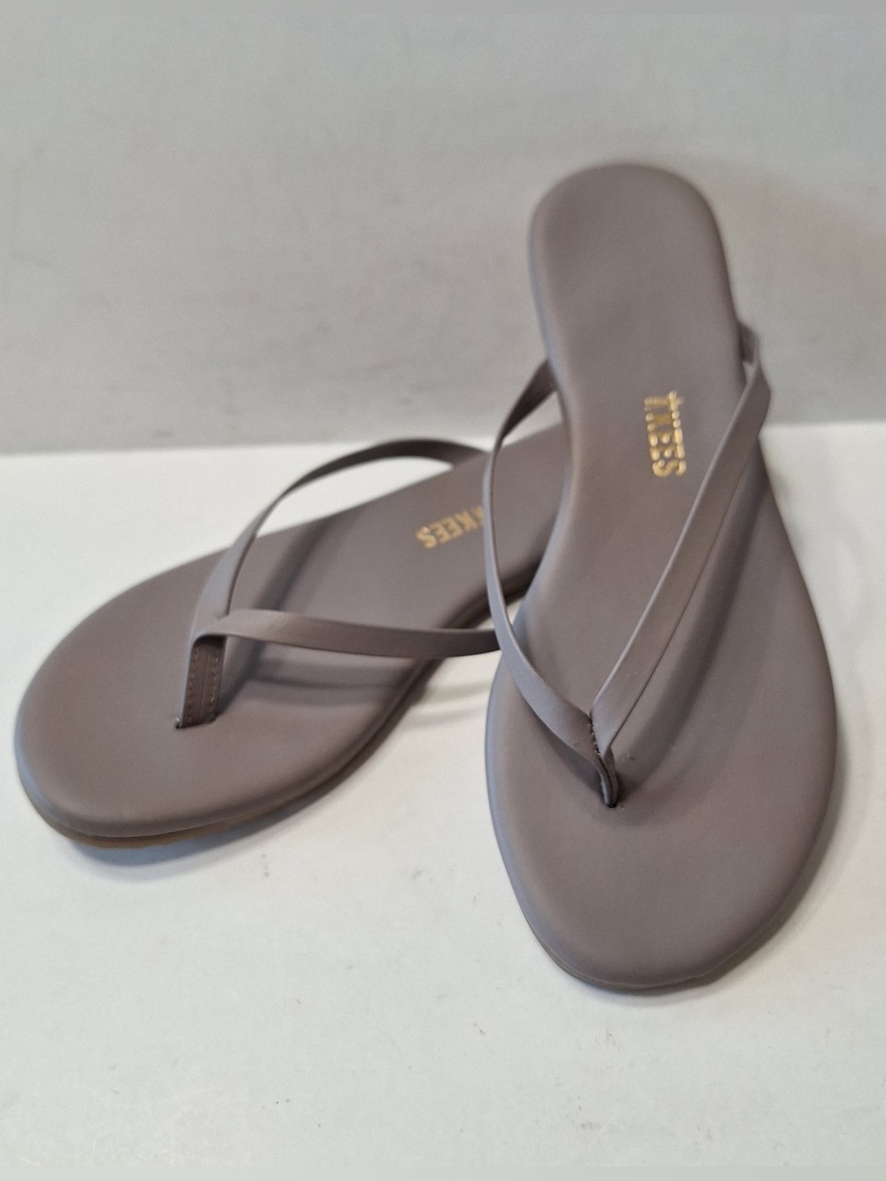 TKEES NEW Classic Biscuit Lily Liners Outdoor Leather Flip Flops Sandals Size 5